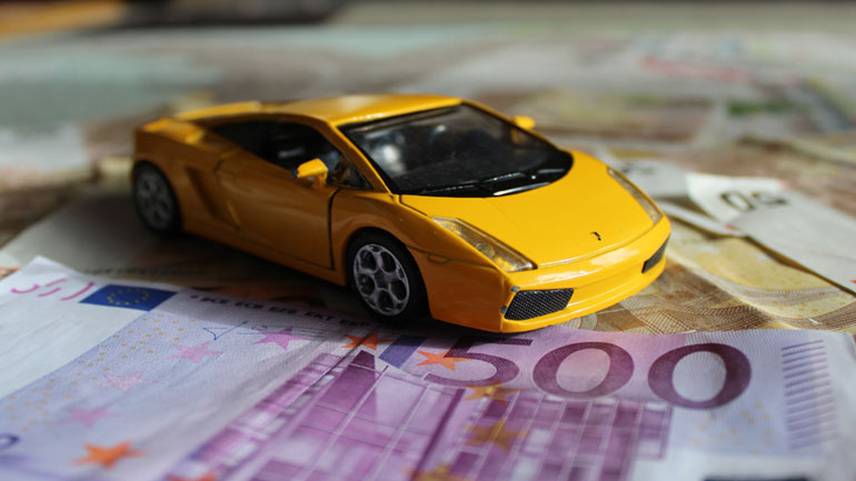 Αγοράζουν αυτοκίνητα τοις μετρητοίς γιατί φοβούνται επιστροφή στη δραχμή…